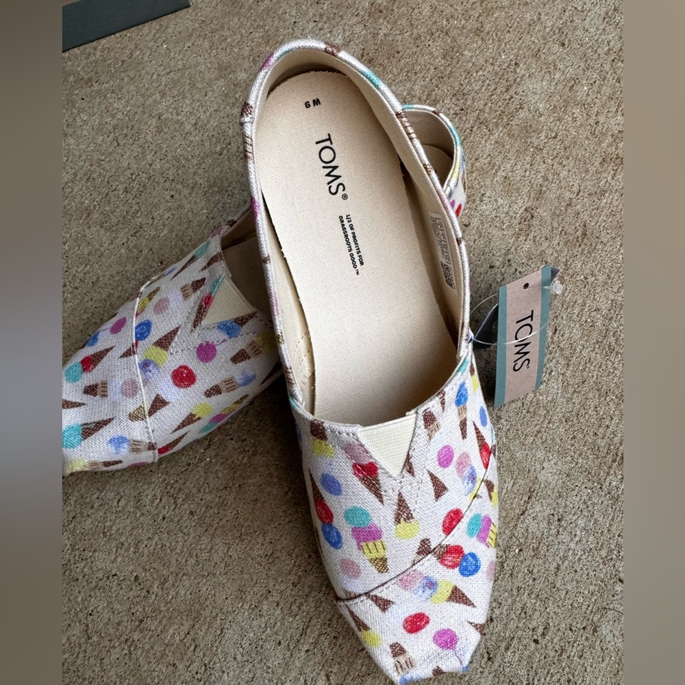 NWT TOMS Natural Glitz Ice Cream Cones Print - WMN size 9